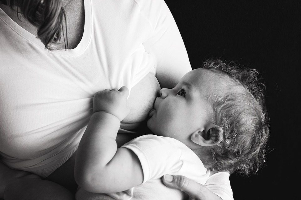Comment tenir votre bébé et le placer dans la bonne position pour allaiter ?